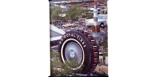 Vue aérienne de la Foire internationale de 1964 montrant la U.S. Rubber Ferris Wheel conçue par Shreve, Lamb&amp;Harman Associates. A l’arrière-plan, le pavillon Chrysler.