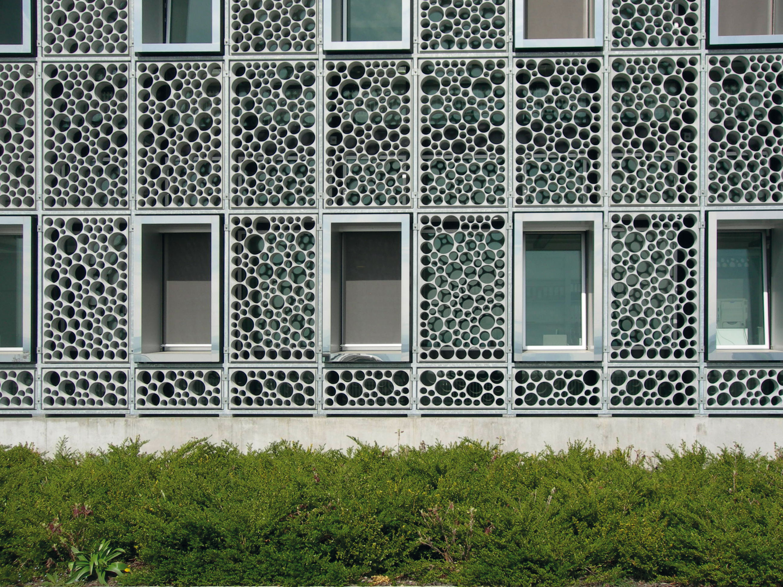 BFUP utilisé en façade pour le bâtiment Swatch à Cormondrèche, dans le canton de Neuchâtel