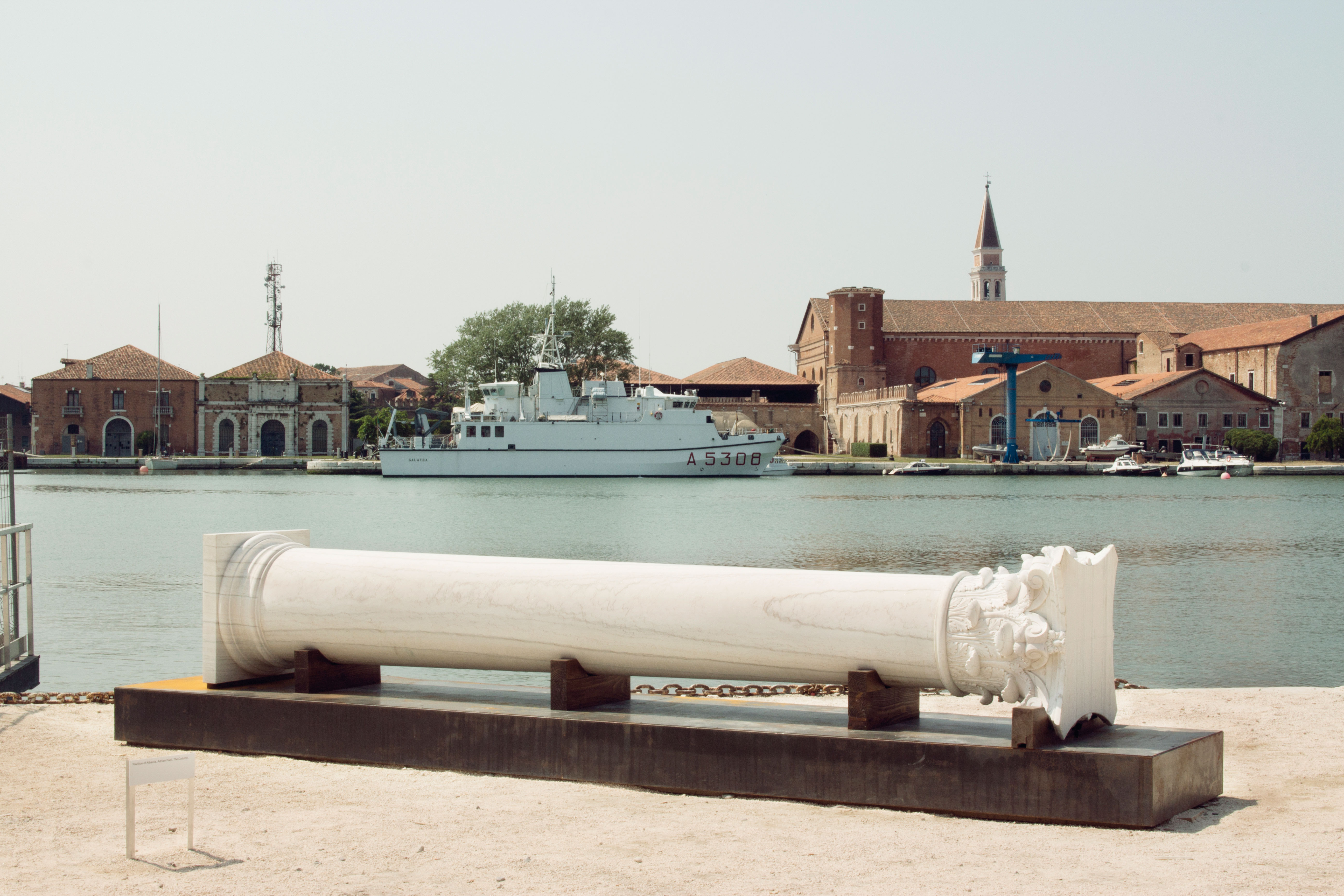 Adrian Paci. The Column montre la transformation subie par un morceau de marbre depuis son extraction d’une carrière en Chine, jusqu’aux longues semaines de son transport en mer durant lesquelles des sculpteurs le façonnent en une colonne romaine