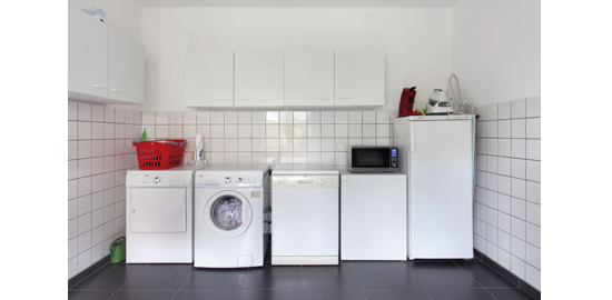 Un alignement d’appareils électroménagers dans le rang desquels s’est glissé un meuble de rangement. «Par analogie, l’apparence normée d’un mobilier technique devient un effet de style.»