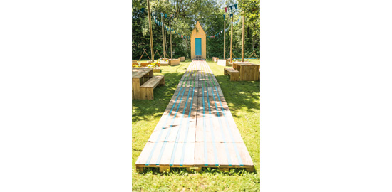 La scénographie de l’installation place le cabanon Holy Shit au bout d’une allée qui se veut magistrale.