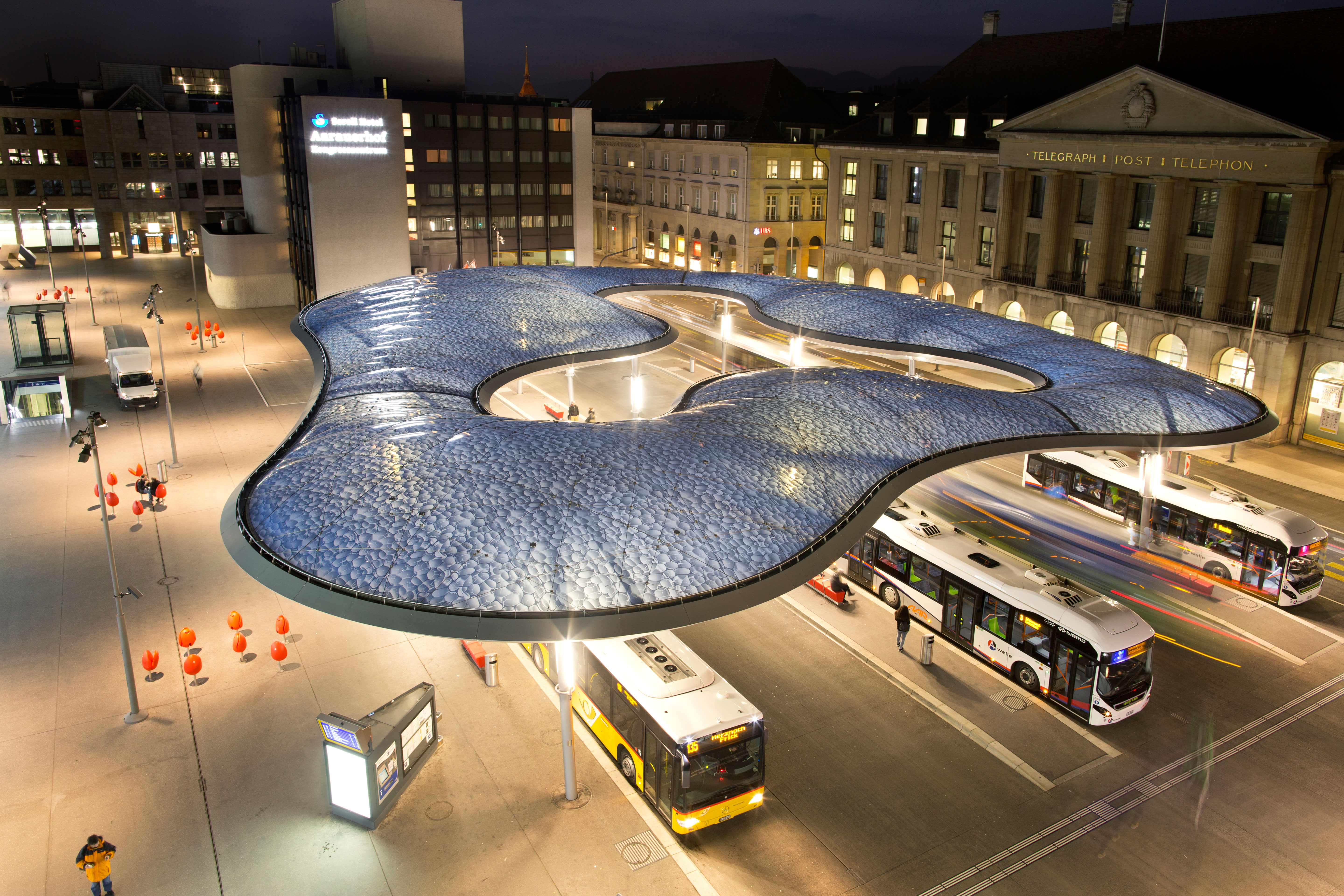 De nuit, la membrane supérieure opaque prévient l’émission de pollution lumineuse.
