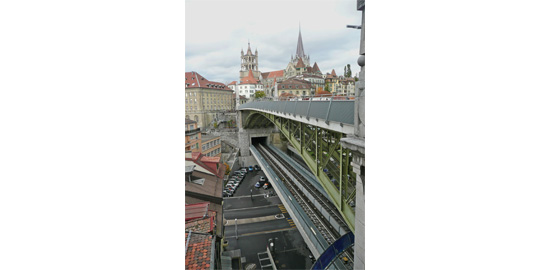 Le pont Bessières, avec la rue Saint-Martin en contrebas. Entre-deux, le pont Saint-Martin qui supporte les rames du m2.