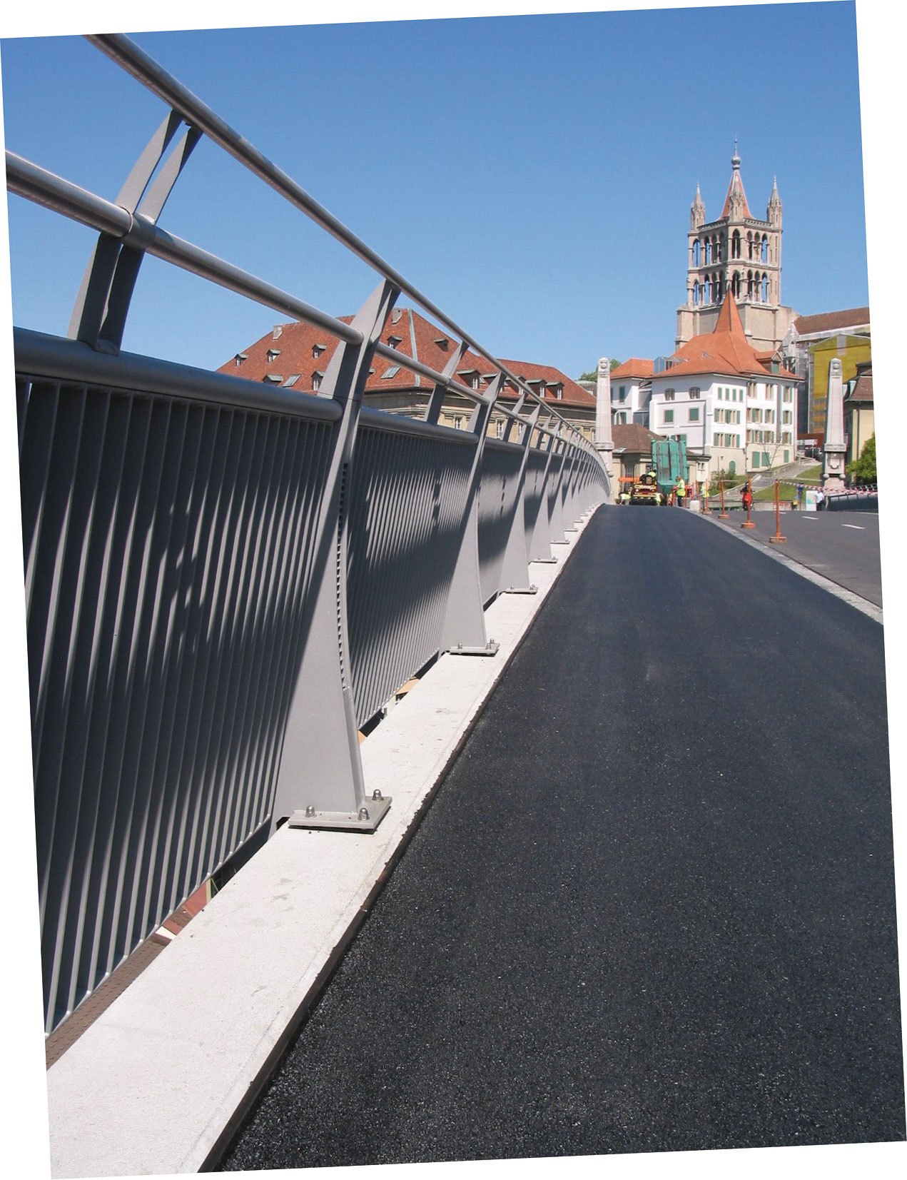 Nouveaux garde-corps, mis en place en 2003 sur le pont Bessières.