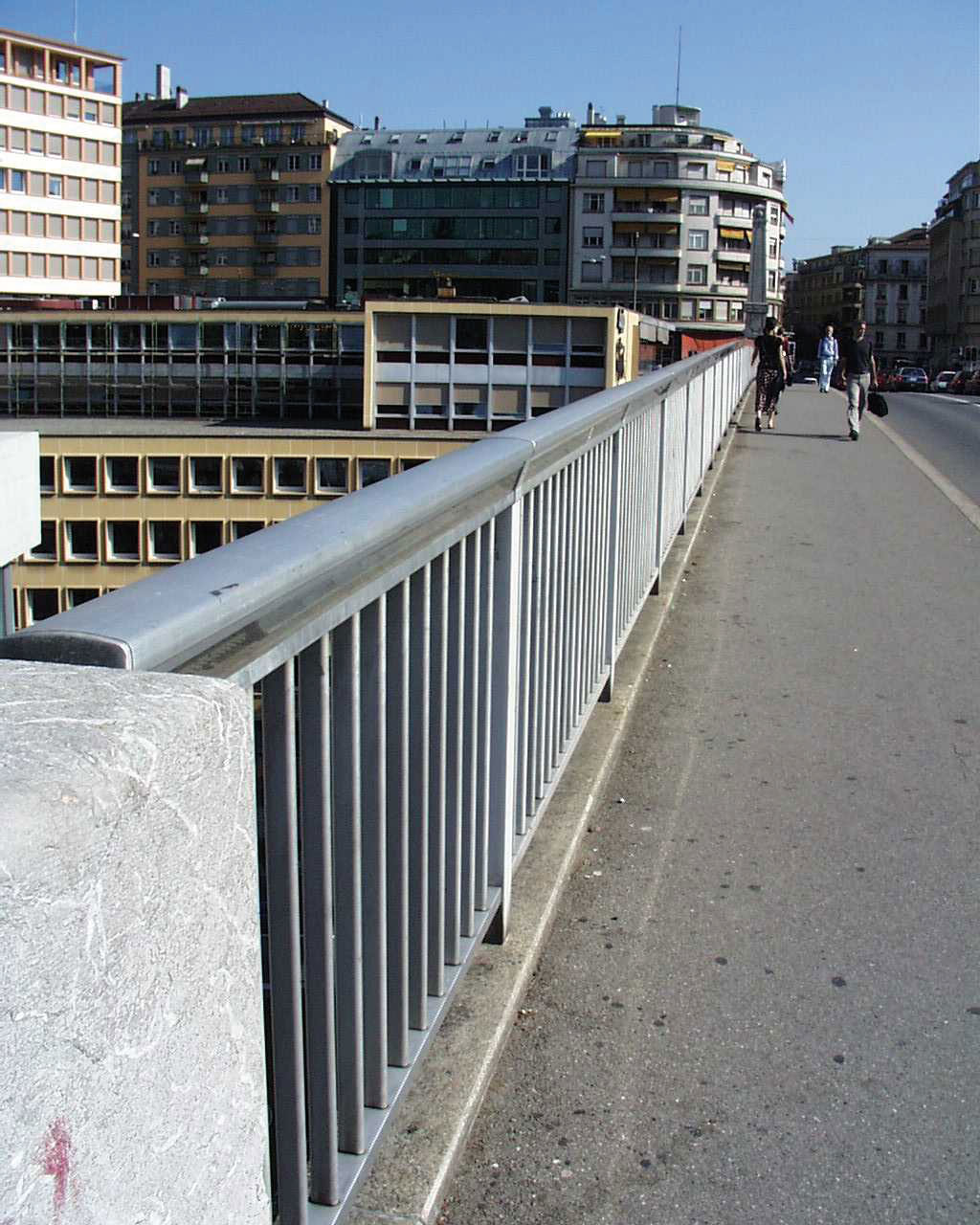Les barrières du pont Bessières, côté nord, avant l’installation des nouveaux garde-corps en 2003.
