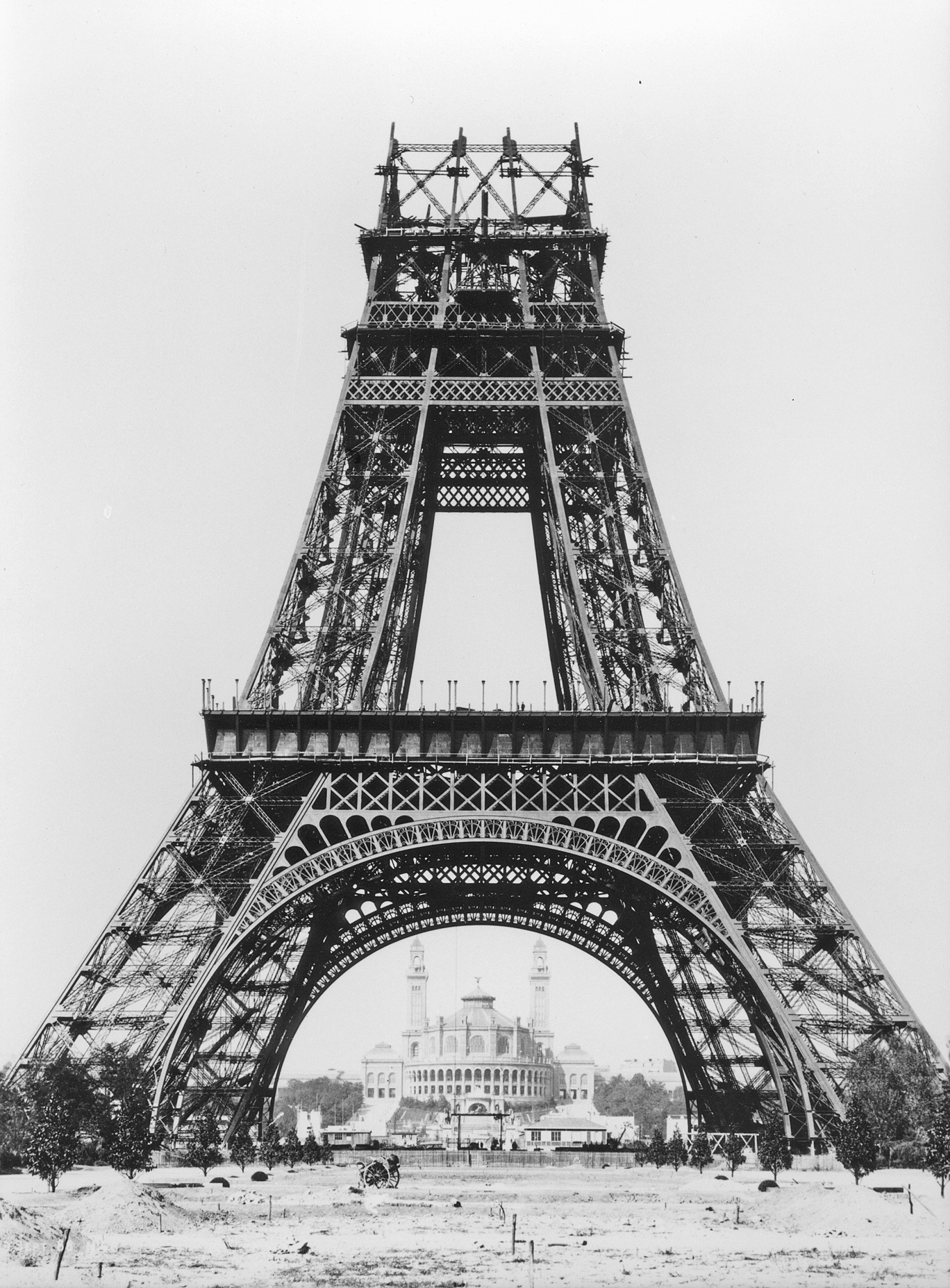 La tour, photographiée pendant la période de construction, à peu près en mai 1888. (Source: Charles von Büren, «Funktion und Form», 1985, Birkhäuser Basel (Studieo Chevojon Paris))