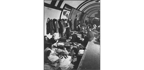 Le métro londonien transformé en abri pendant la Blitzkrieg (Wikimedia Commons)