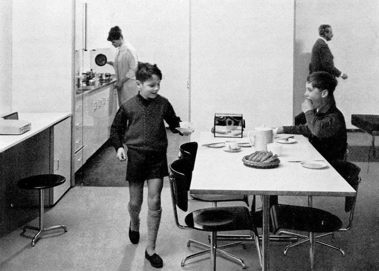 Vue du coin repas. Au second plan, des armoires hautes séparent la cuisine du séjour. (Archives fédérales suisses et les photographies réalisées par Achille Weider.)