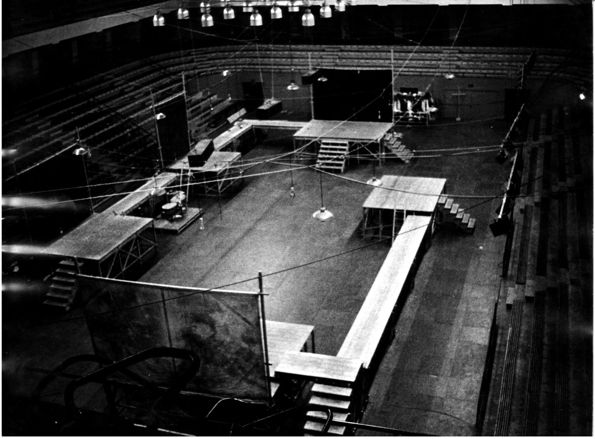 Les Tréteaux de l’histoire, 1789 par le Théâtre du soleil. Le dispositif scénique à Milan au gymnase Palasporte, 1970