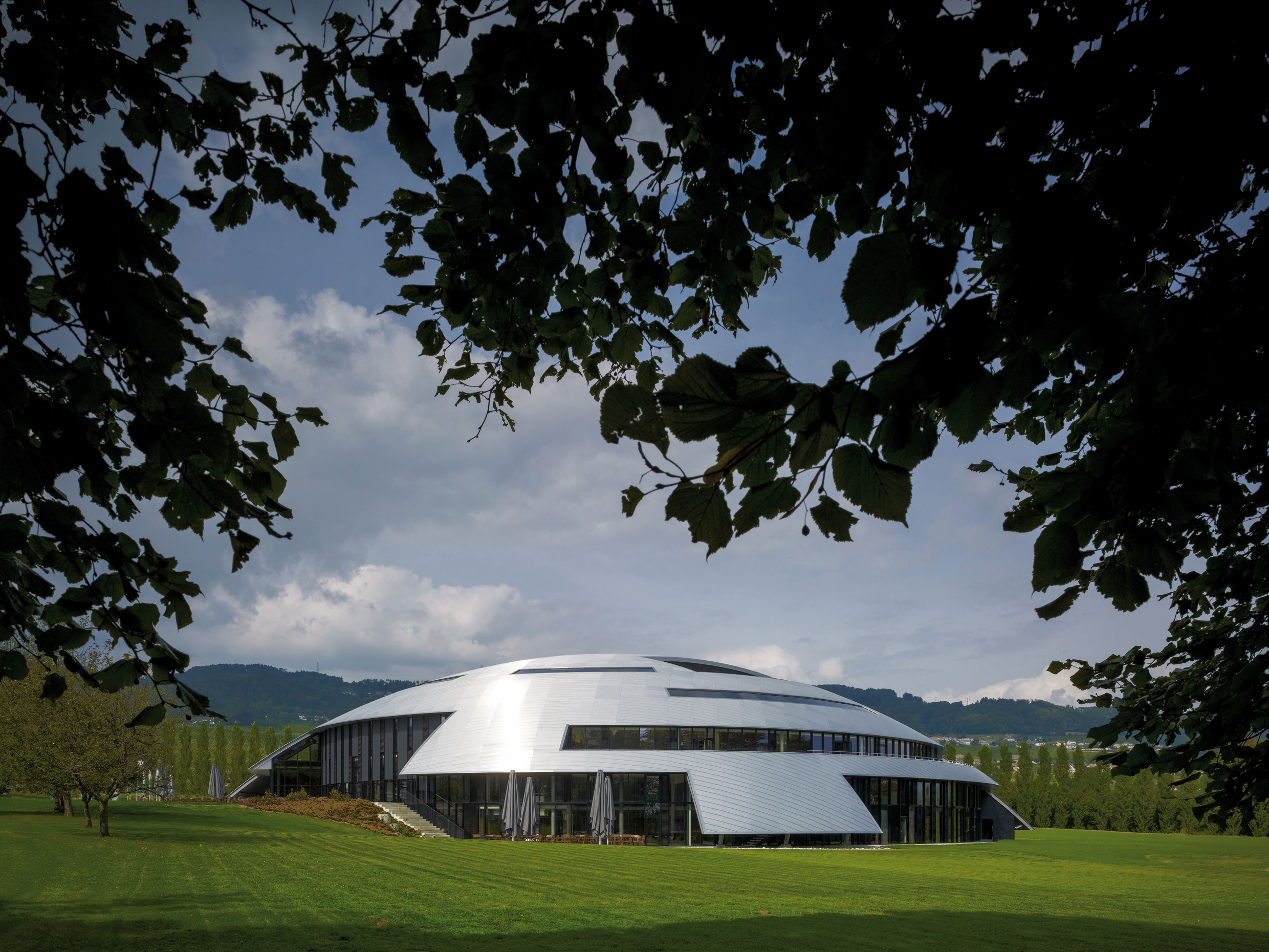 Le bâtiment ovoïde sur le campus, à la périphérie de Rolle