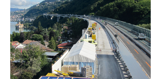 Le chantier des viaducs de Chillon depuis la zone de production du BFUP