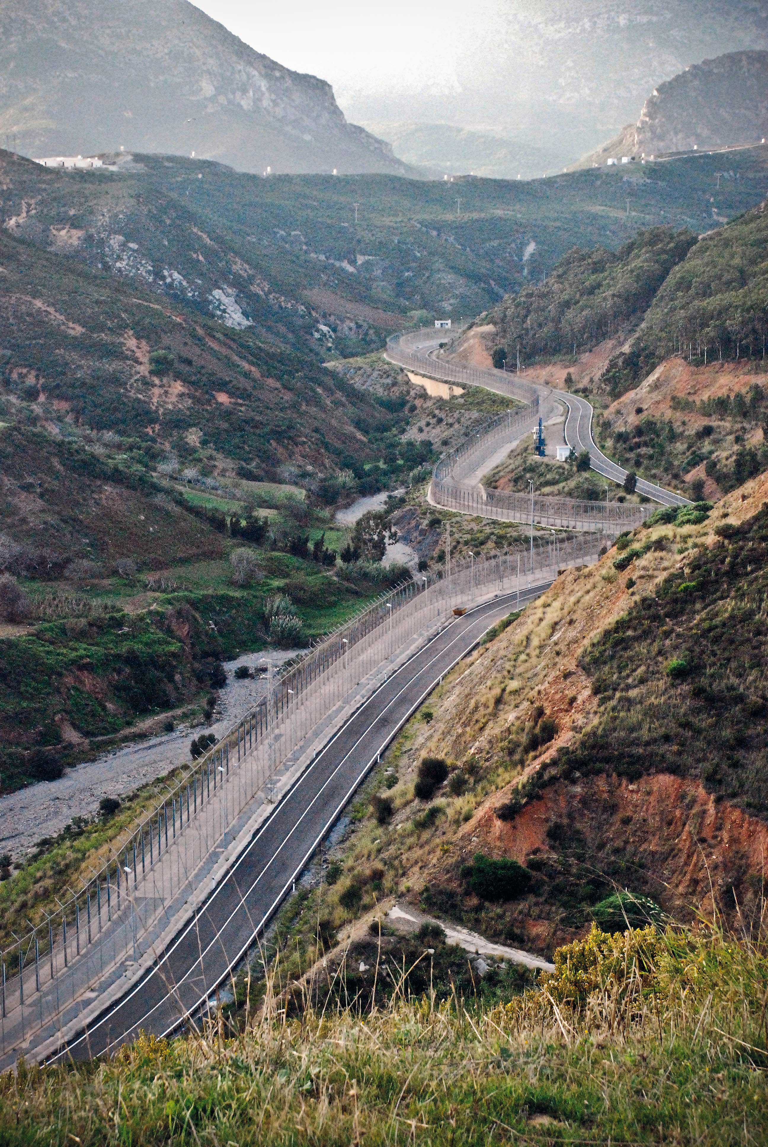 Enclave espagnole de Ceuta. La barrière de séparation traverse les montagnes du Djebel Musa, montagne située au nord du Maroc.
