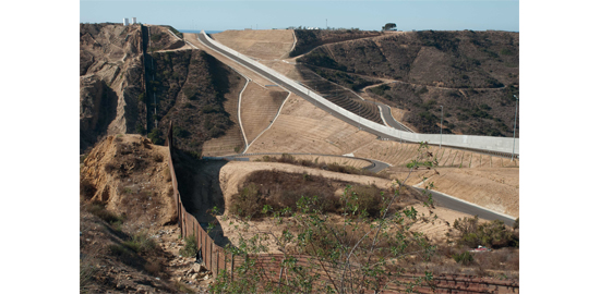 A Tijuana, le mur-frontière est doublé d’une barrière électronique (photo Alexandra Novosseloff, 2009)