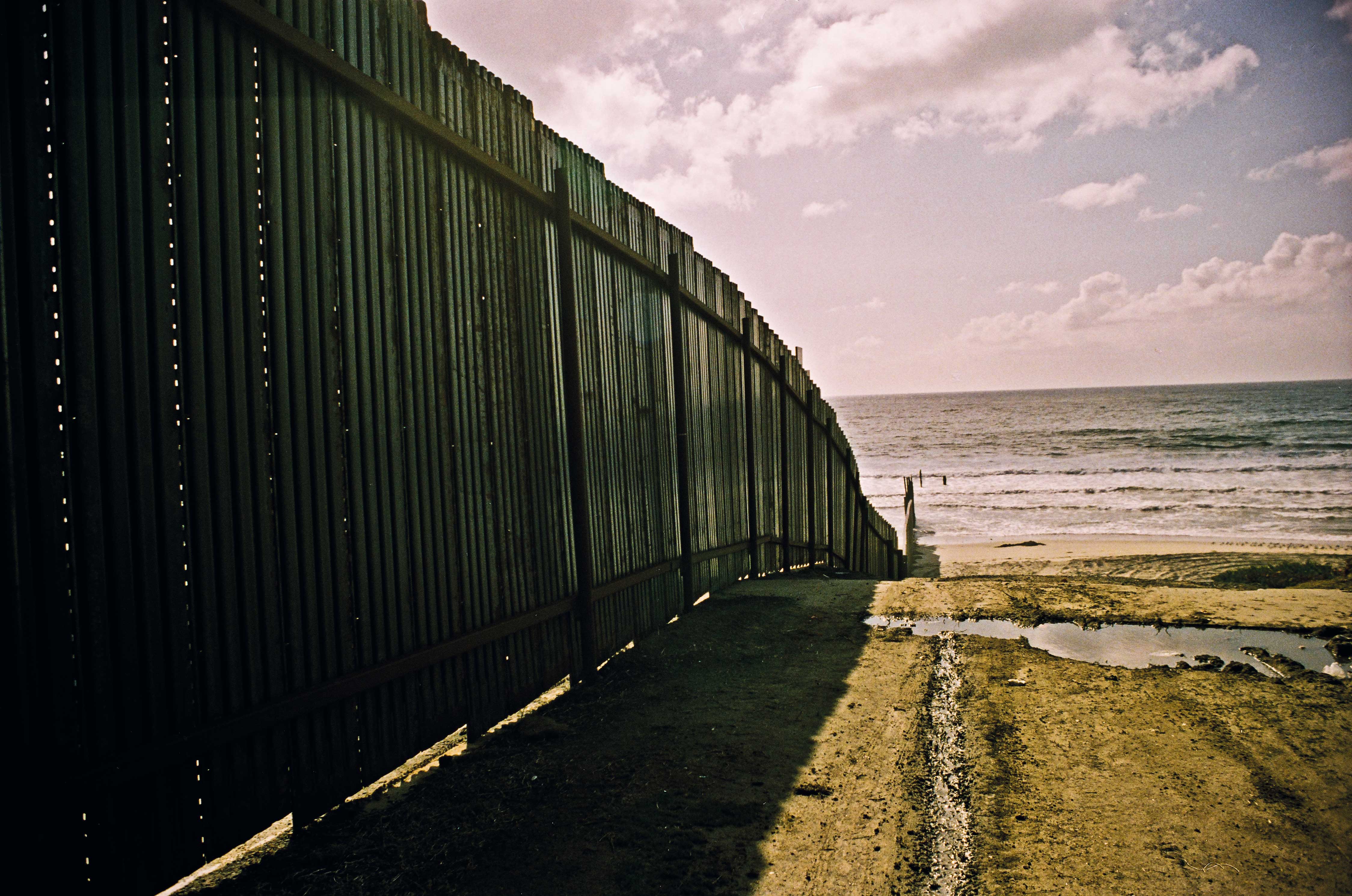 Entre Playas Tijuana (Mexique) et San Diego (Etats-Unis), le mur-frontière descend jusque dans l’océan Pacifique
