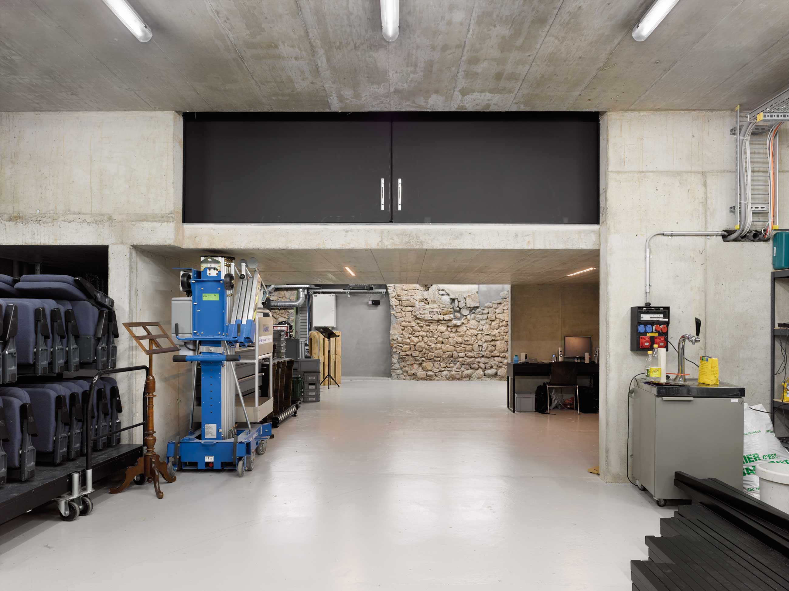 La trappe technique de la fosse d’avant scène facilite le transport du matériel entre les espaces de rangement et la scène