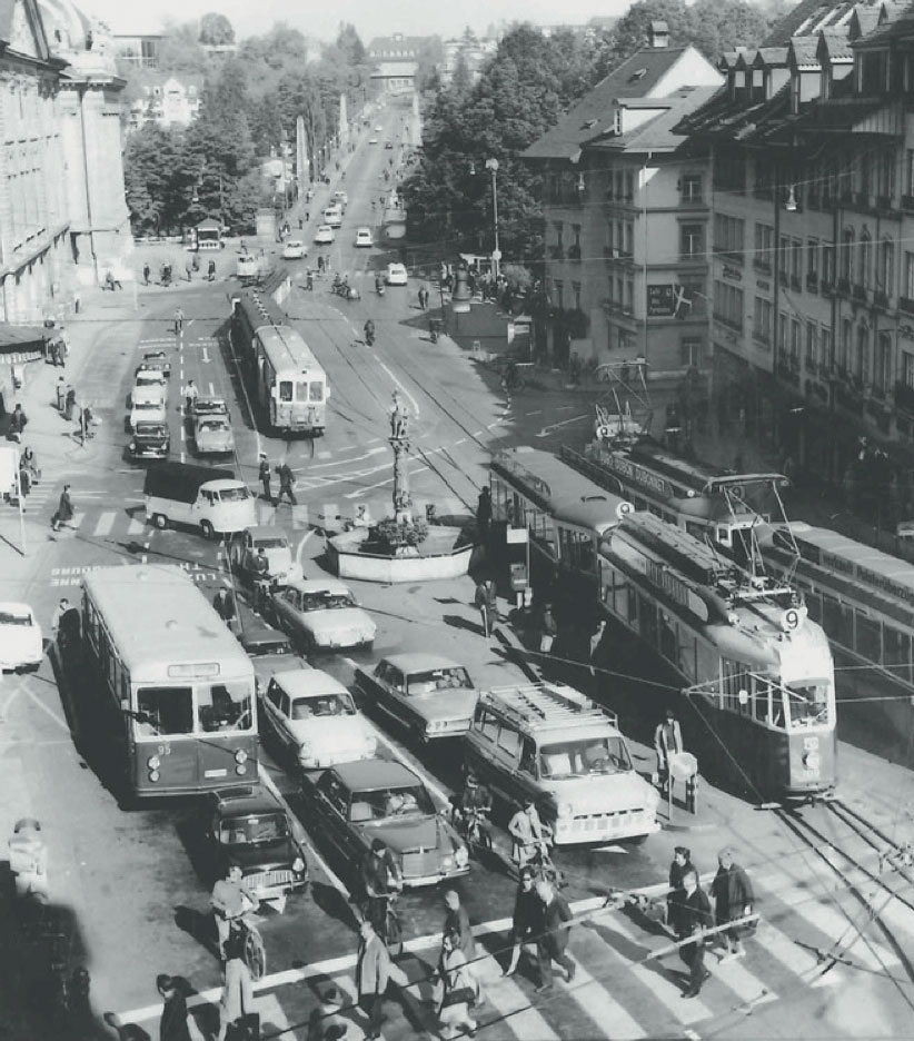 Le pont du Kornhaus à Berne. A la fin des années 1960, une autre perspective du Kornhaus ne montre que de rares vélos alors que voitures, bus et trams occupent la voirie.