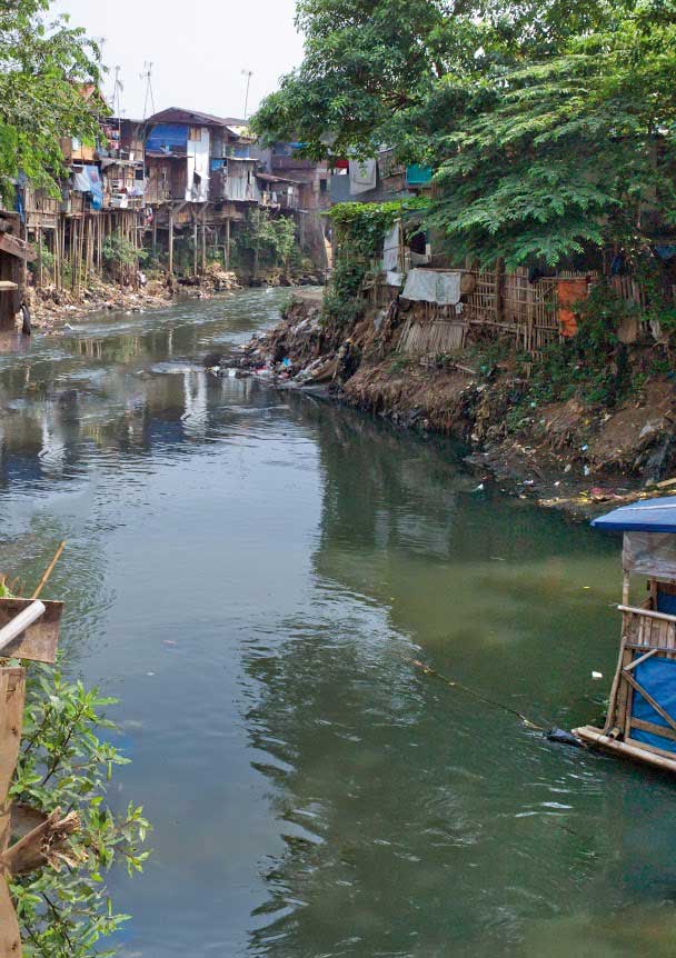 Quelques jours après l’inondation de janvier 2013, près de la zone de Bukit Duri à Kampung Melayu, l’eau est encore au niveau des caves des maisons. (Photo Philipp Urech)