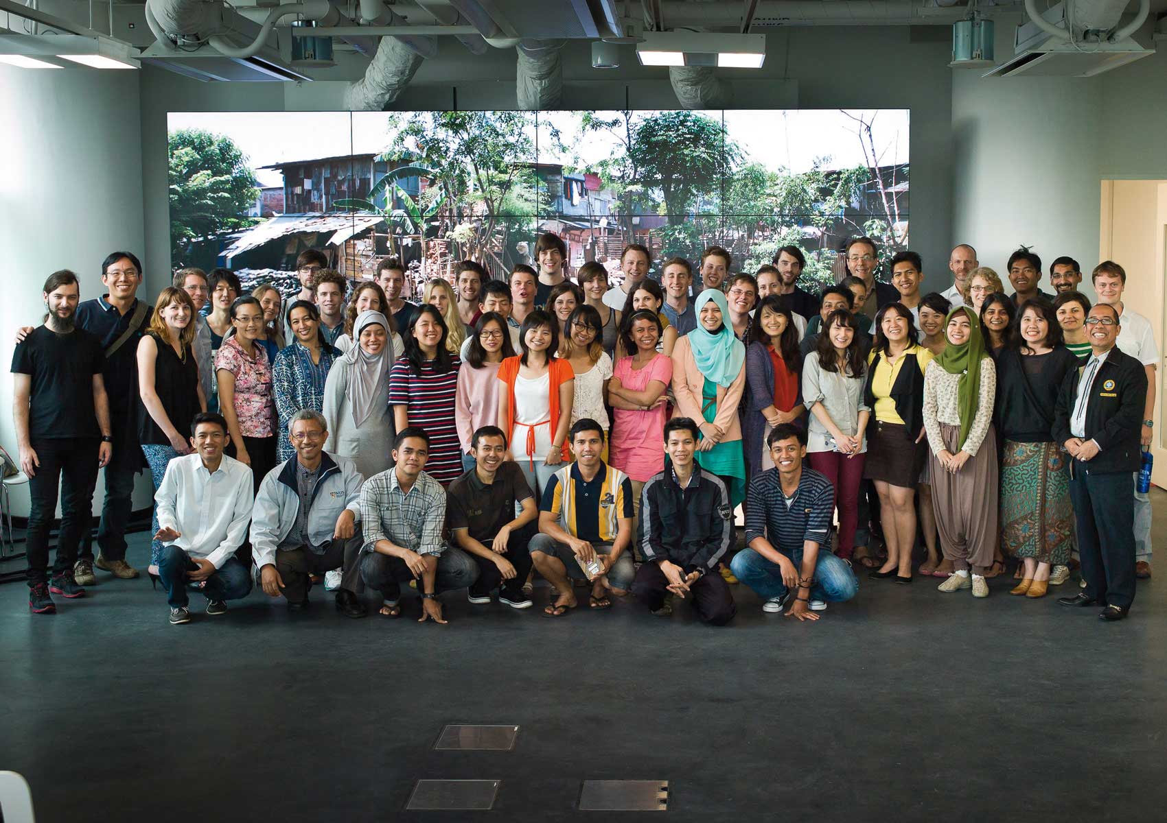 L’ensemble de l’équipe réunie au Value Lab du FCL à Singapour lors du séminaire en mars 2013. (Photo Ervine Lin)
