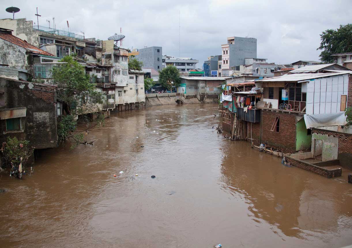 Les maisons sur pilotis sont une typologie récurrente dans le Kampung Melayu, le long du fleuve Ciliwung, qui a ici un niveau d’eau normal. (Photo prof. Jörg Rekittke)