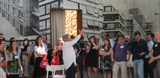 Miroslav ik commente le dispositif d’exposition de la grande salle lors de l’ouverture du pavillon suisse