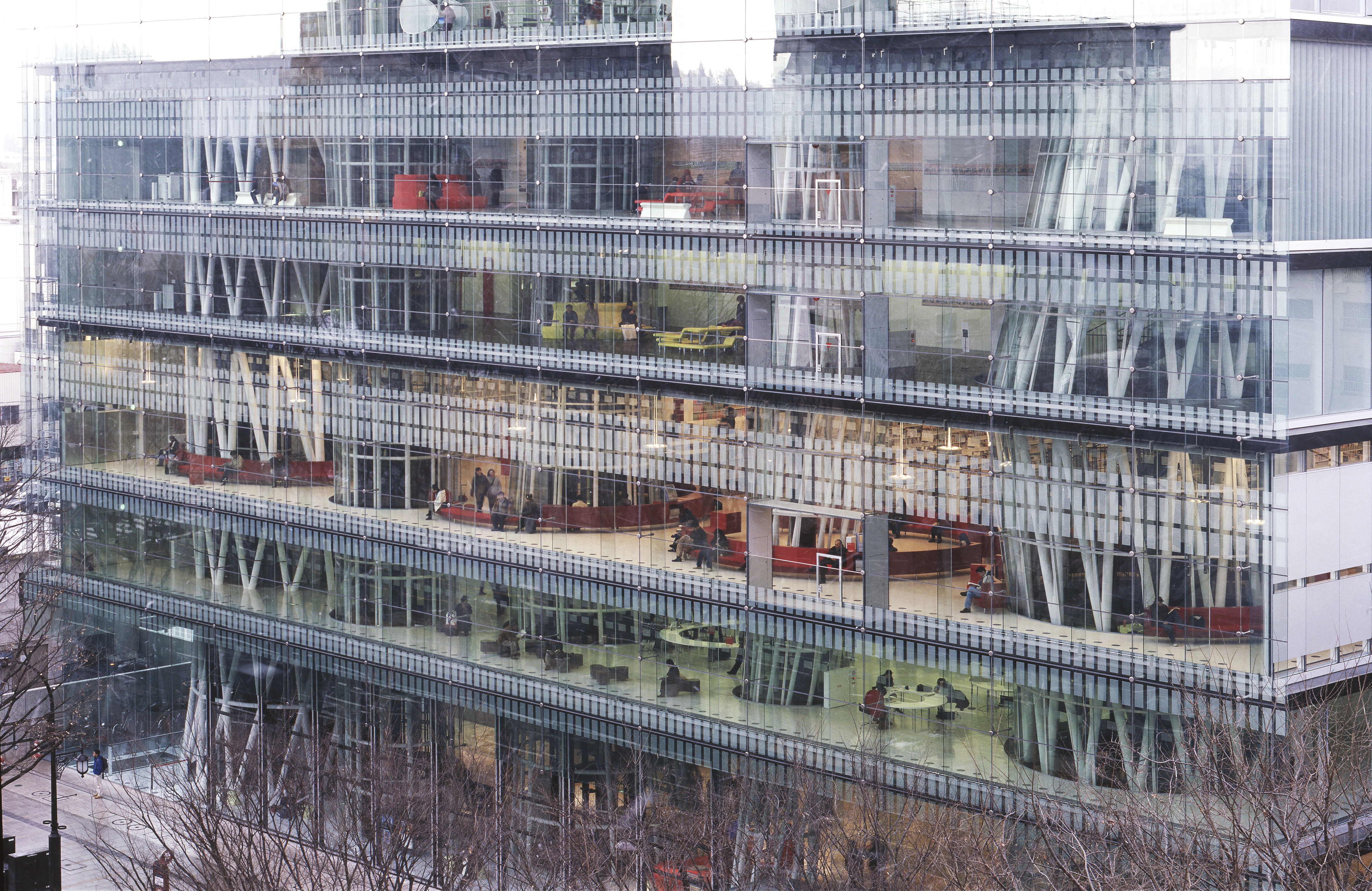 Tama Art University Library (Hachi?ji campus), 2004 2007, Hachi?ji-shi, Tokyo, Japan (Toyo Ito &amp; Associates Architects, Photo: Tomio Ohashi)