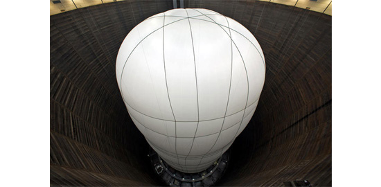 Christo, "Big Air Package", Gasometer Oberhausen, Allemagne, 2010-13