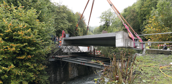 Installation à la grue du nouveau tablier du pont sur l'Avançon