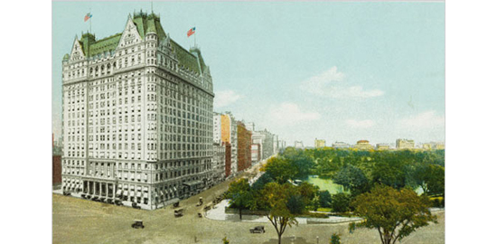 Carte postale de 1915 représentant le Plaza et Central Park. Ouvert en 1907, le Plaza Hotel a été réalisé par l'architecte Henry Janeway Hardenberg.