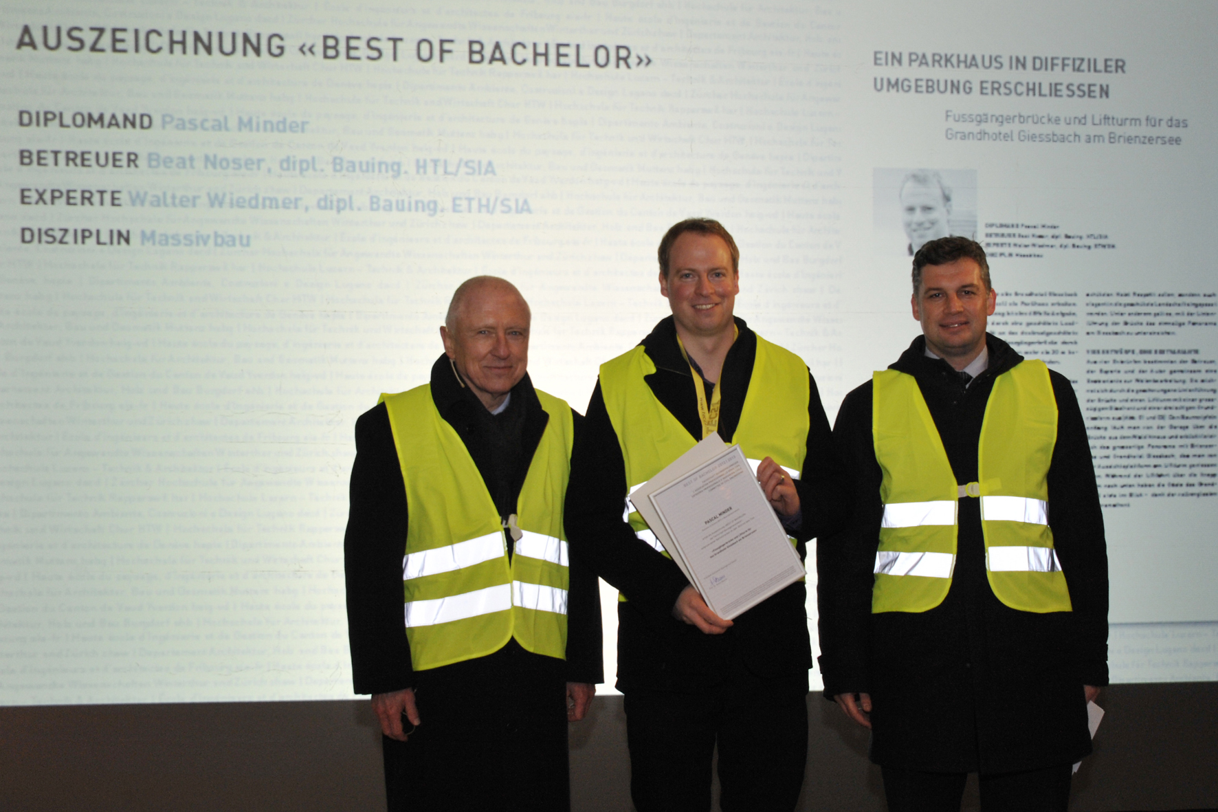 AHB, Burgdorf: Fachschaftsleiter Prof. Dr. Anton Steurer, Sieger Pascal Minder, Studiengangsleiter Prof. Dr. Markus Romani (Foto: Uwe W. Beier)