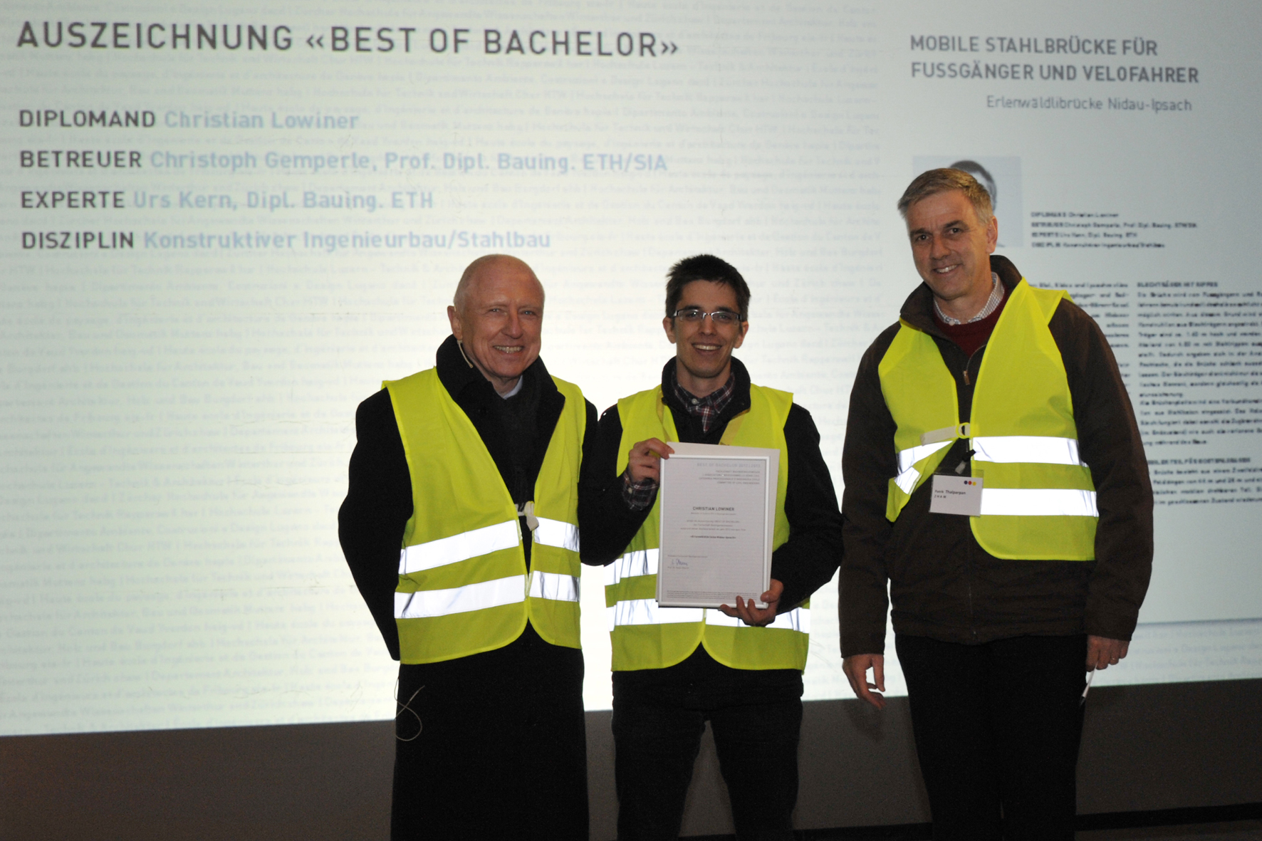 zhaw, Winterthur: Fachschaftsleiter Prof. Dr. Anton Steurer, Sieger Christian Lowiner, Studiengangsleiter Prof. Patrick Thalparpan (Foto: Uwe W. Beier)