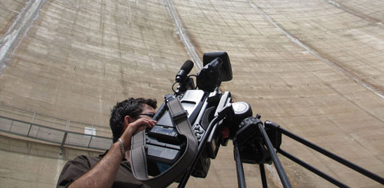 Tournage de l’émission « Les Pieds sur Terre », devant le barrage de Gebidem