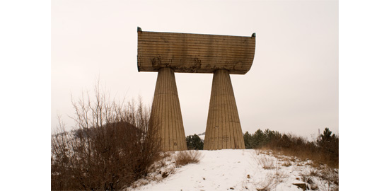 Monument à Kosovska Mitrovica, ville située au nord du Kosovo