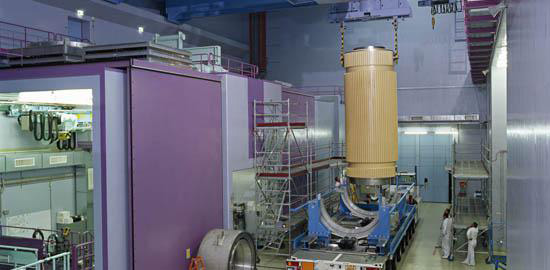 Livraison d'un conteneur pour les déchets radioactifs dans un lieu de stockage provisoire