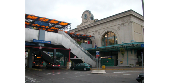 Parvis de la gare Perrache qui va être revalorisé notamment par la destruction de la liaison suspendue colorée