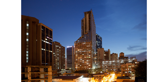 La Torre David à Caracas photographiée par Daniel Schwartz de Urban-Think Tank