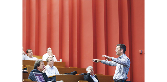Le conseil en énergie Dionys Hallenbarter explique, lors du congrès, comment on a posé des jalons vers l’autonomie énergétique dans le district de Conches (Haut-Valais).