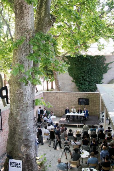 Marathon proposé par Hans-Ulrich Obrist dans la cour du pavillon suisse à la 14e Biennale d'architecture de Venise