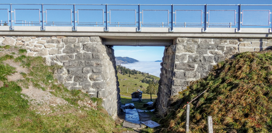 Gris en bas, bleu en haut : Un impressionnant panorama attend les promeneurs qui suivent l'ancien tracé du chemin de fer Rigi-Scheidegg.