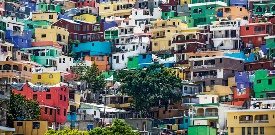 Selon la devise «Beauté contre pauvreté», le gouvernement haïtien a investi en 2012 et 2013 avec l'appui du Fonds Petro Caribe 1.2 millions de dollars US à Port-au-Prince pour l'embellissement du quartier Jalousie. Conformément au plan d'agencement, un millier de maisons ont été peintes par des indigènes. Les travaux ont cependant été effectués en partie sans l'assentiment des habitants, qui avaient tout-à-coup une maison colorée. Le plan d'agencement n'a pas été laissé au hasard: l'angle