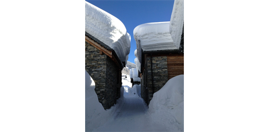 Les structures porteuses subissent souvent de fortes charges, notamment dues à la neige?: maisons enneigées à Bosco Gurin (TI). ?
