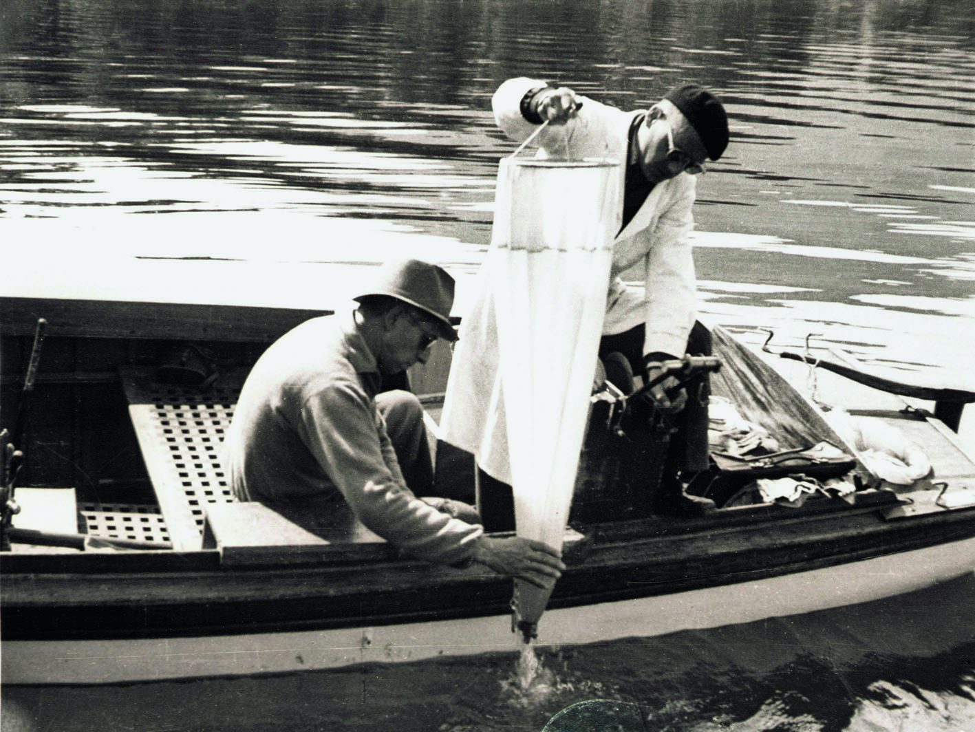 Das Bild zeigt eine Planktonprobenahme im Vierwaldstättersee im Jahre 1940 (Foto: Eawag)