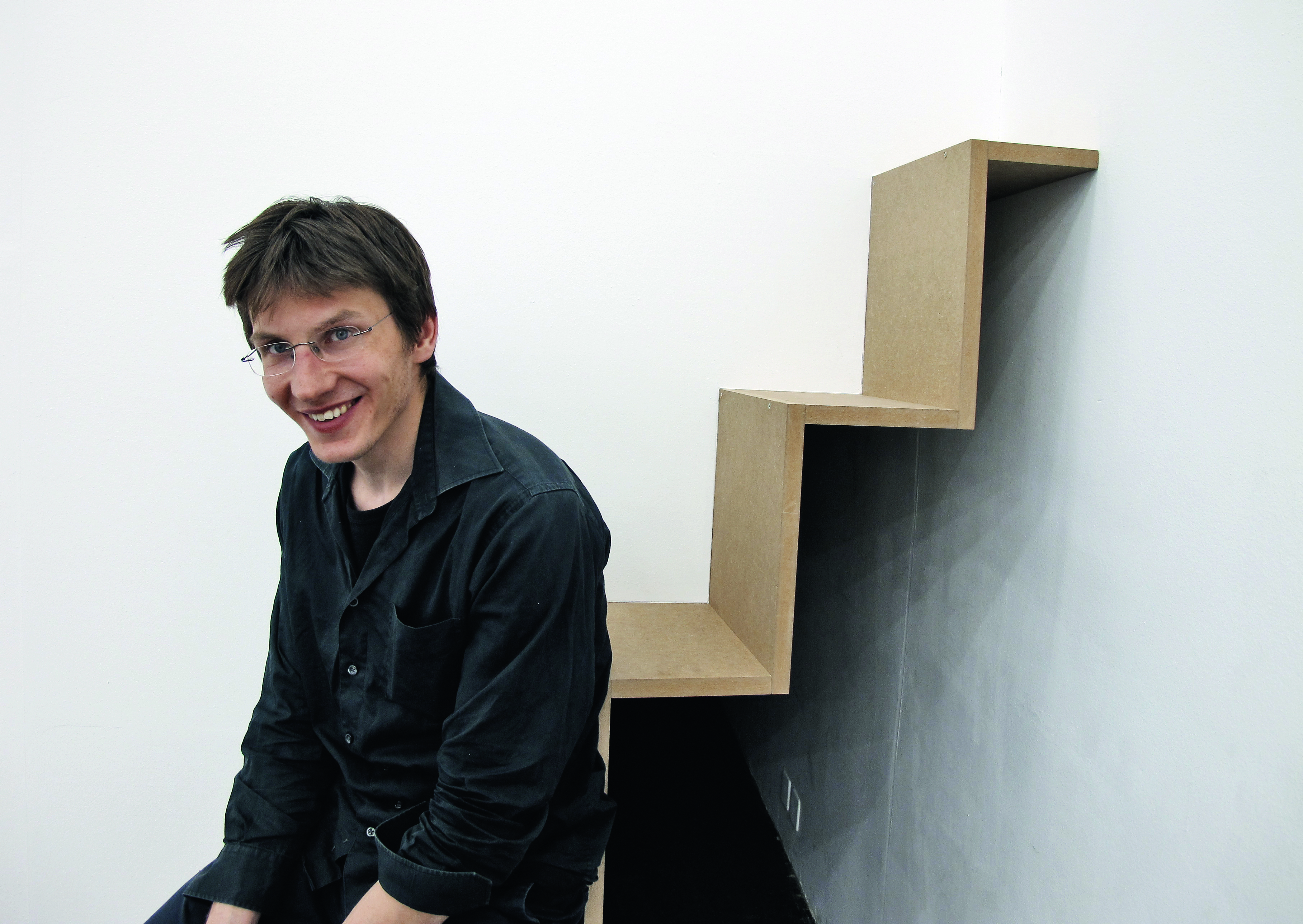 Adrien Tirtiaux sitzend auf einem Raumübergang (Foto: Red./Charles von Büren)