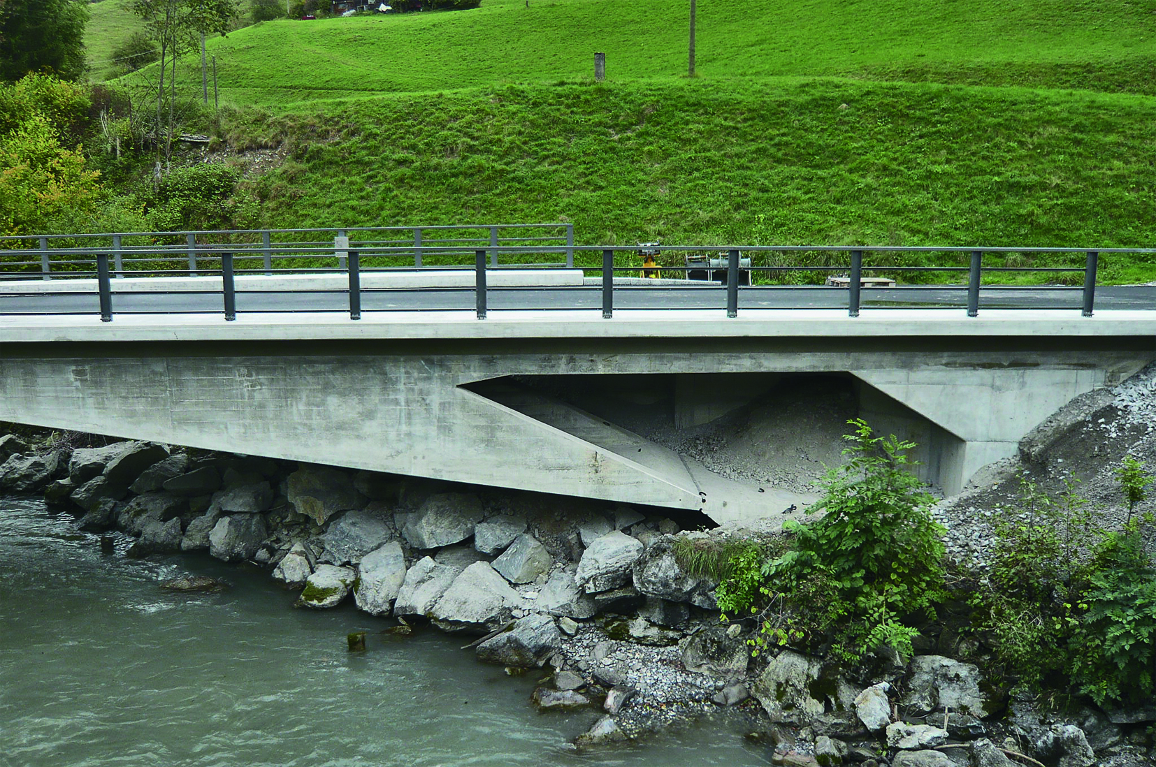 Die verstärkte Brücke mit der sichtbaren Einspannung der Endlängsträger im Widerlager