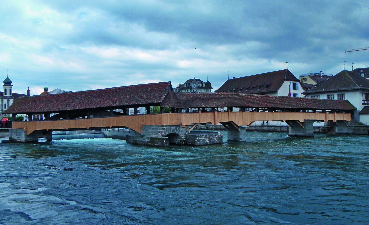 Unterwasserseitige Gesamtansicht der ­instand gesetzten Brücke