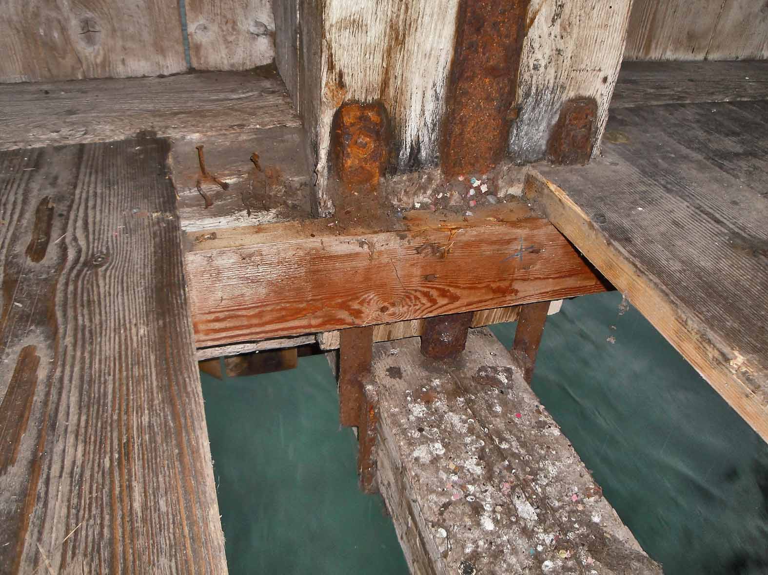 Schmiedeeiserne Aufhängung vor der Instandsetzung, durch Salz und Urin korrodiert (oberwasserseitige Ansicht)
