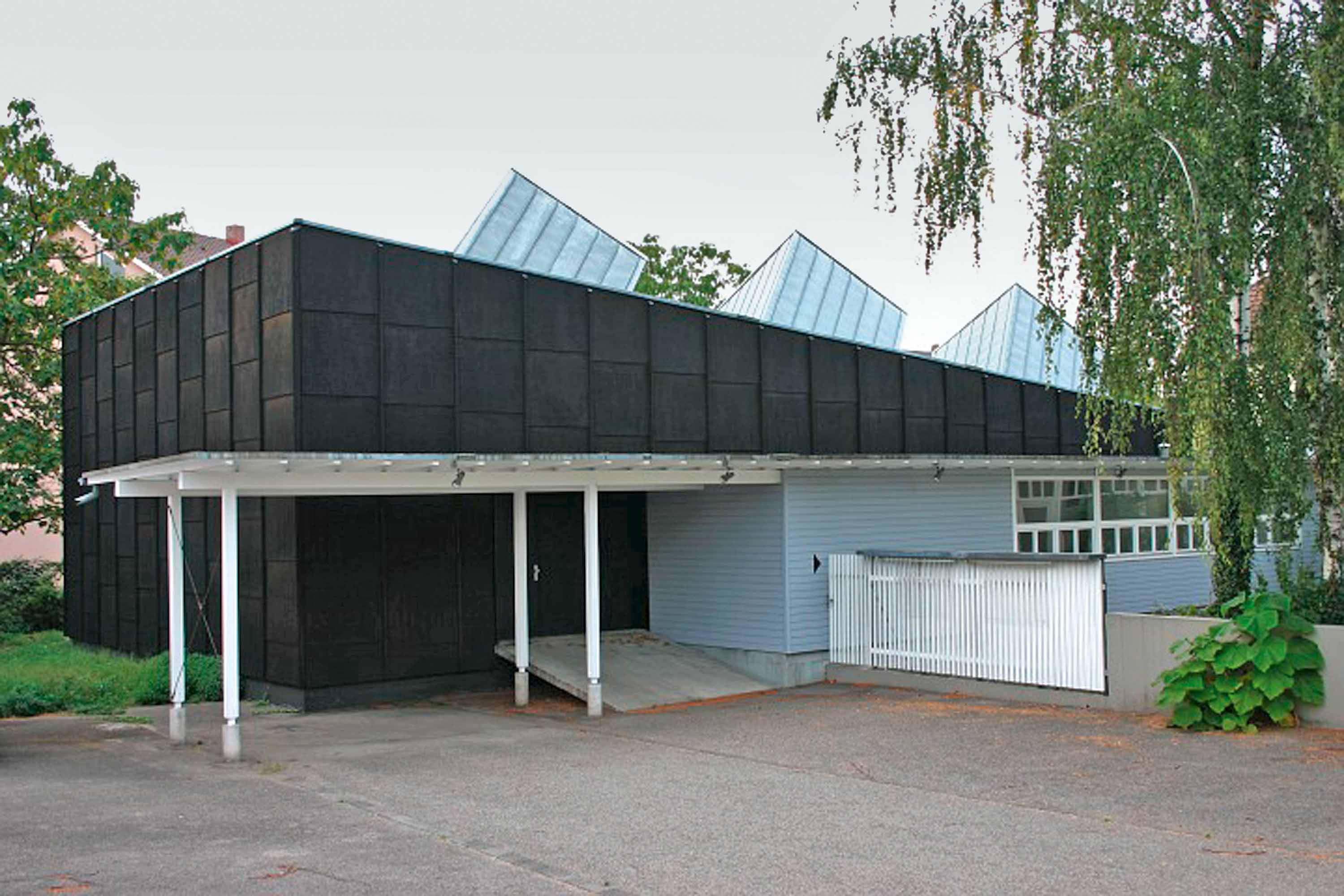 Herzog &amp; de Meuron, Fotostudio Frei, Weil am Rhein, 1981/82: Die Oberlichter in Gestalt von Kuben, die auf das Dach gesetzt sind, erinnern symbolisch an Kameragehäuse.