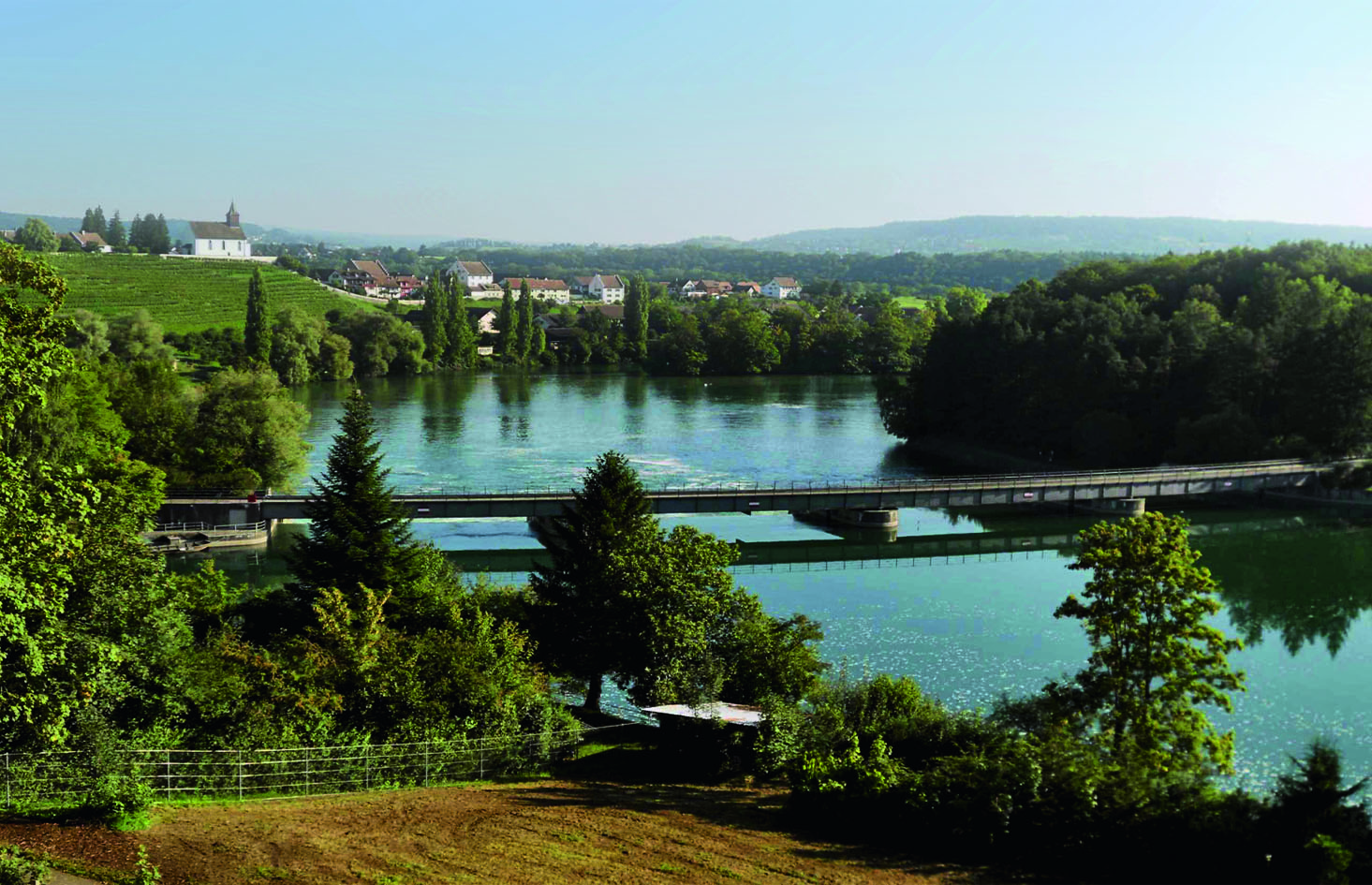 Das Hauptwehr des Kraftwerks Rheinau staut den Rhein, wodurch ein nutzbares Gefälle von 10.5 m entsteht. Bis zu 400 Kubikmeter Wasser pro Sekunde werden durch zwei Kaplan-Turbinen geleitet und über einen 300m langen Stollen dem Rhein unterhalb der Rheinschleife zugeführt.