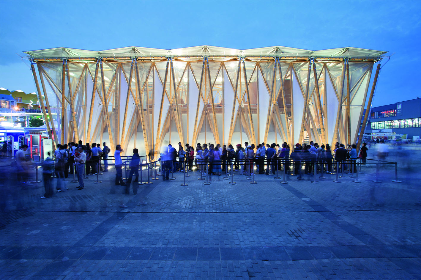 Deutsch-chinesisches Haus an der Expo 2010 in Schanghai. Hier wurde erstmals eine an der TU Darmstadt entwickelte Technik für Bambuskonstruktionen angewendet, die auf den Arbeiten des Architekten Simón Vélez beruht. Architektur: MUDI/Munich Urban Design International, Schanghai