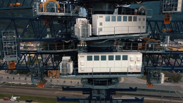 Preview image for the video "La torre di Energy Vault a Castione vista da un drone, agosto 2020".