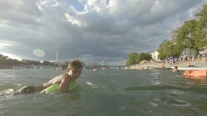 Preview image for the video "Baignade urbaine à Bâle avec l'artiste Jürg Egli pour l'exposition Swim City au S AM" - Thumbnail.